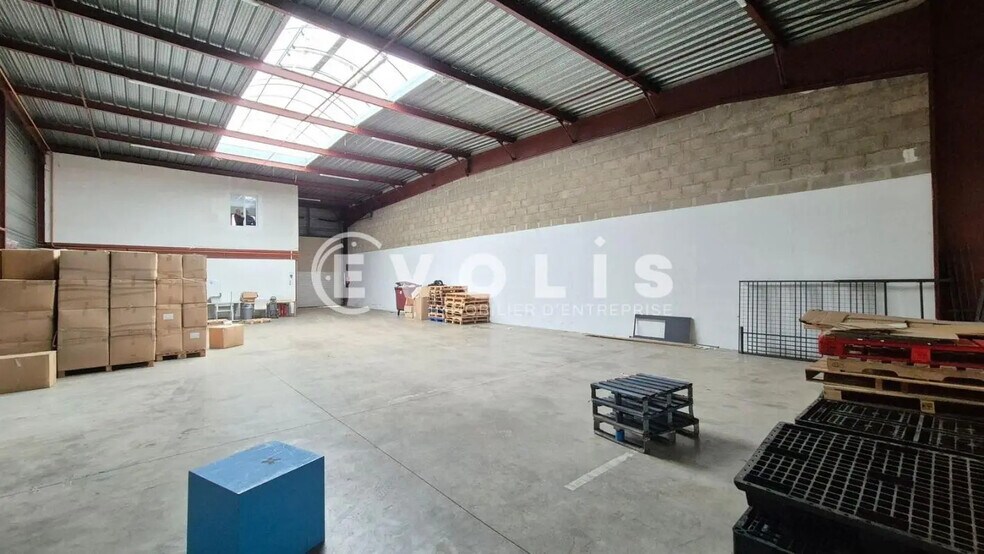 Light Industrial in Collégien to rent - Interior Photo - Image 2 of 9