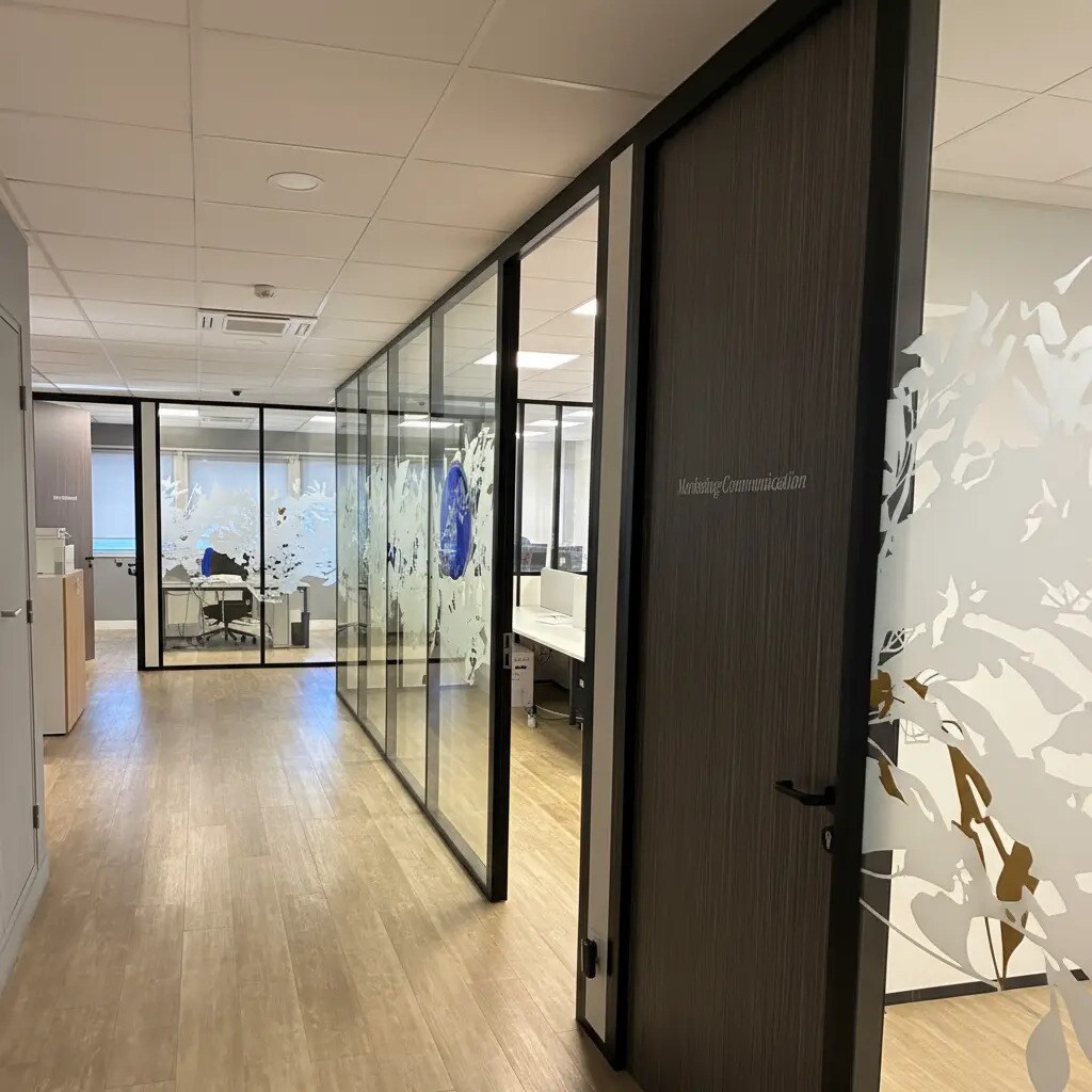 Office in Courbevoie to rent Interior Photo- Image 1 of 6
