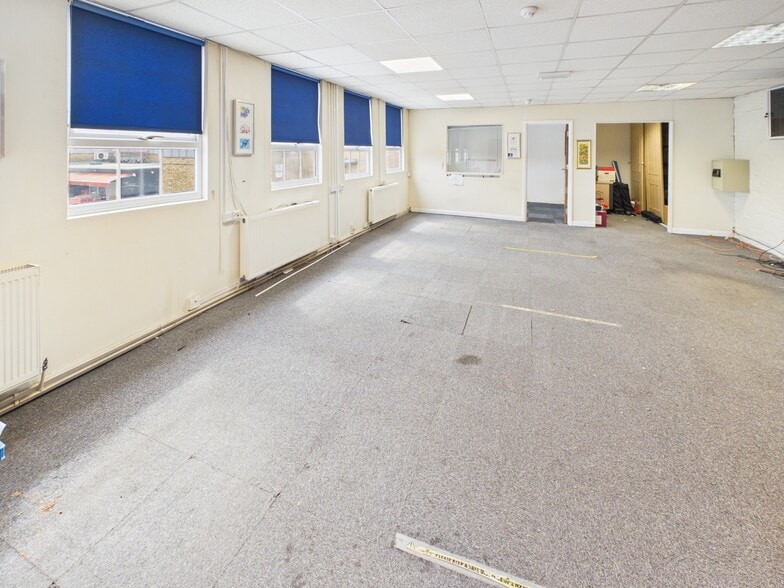 25 Tapster St, Barnet to rent - Interior Photo - Image 3 of 5