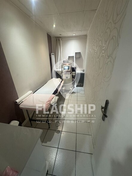 Retail in Paris to rent - Interior Photo - Image 3 of 9
