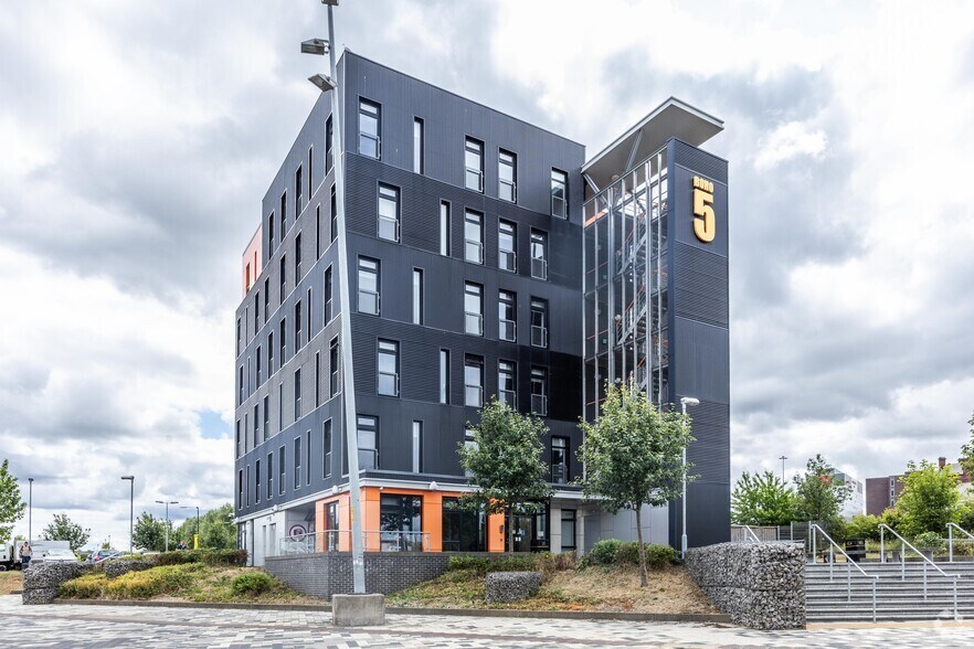 Bridge St E, Middlesbrough to rent - Building Photo - Image 2 of 5