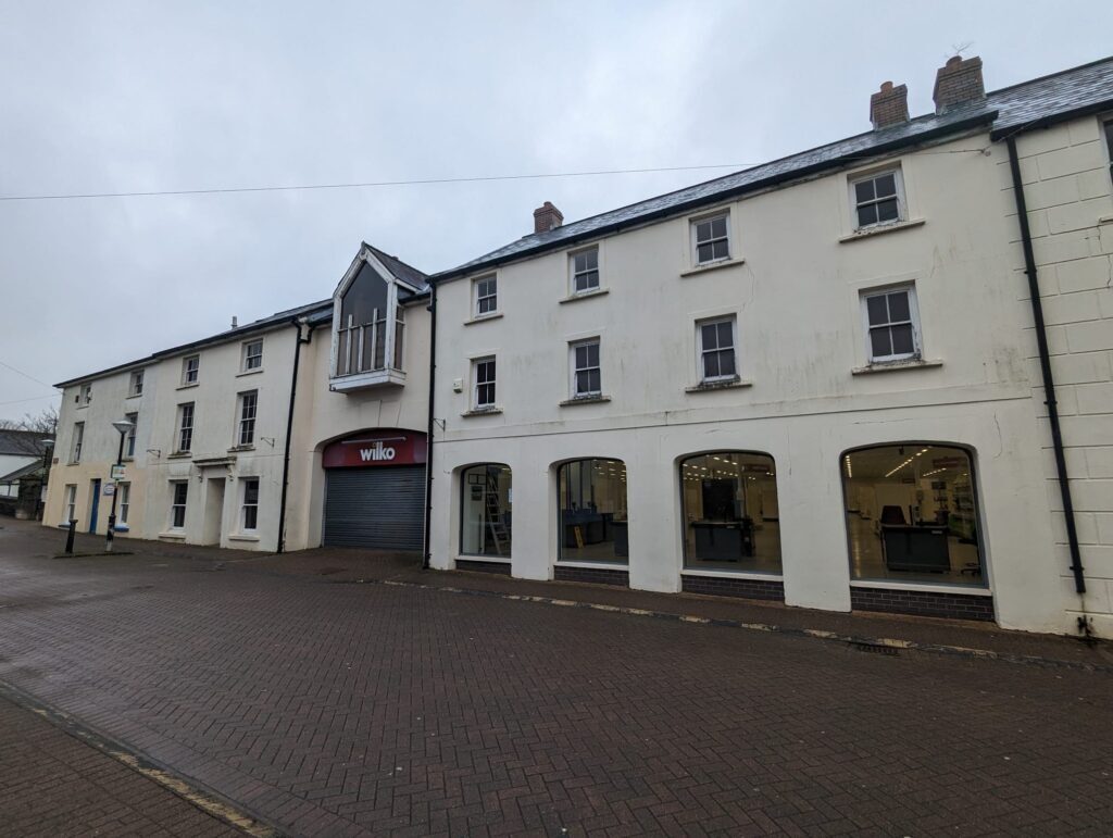 Old Bridge, Haverfordwest to rent Building Photo- Image 1 of 2