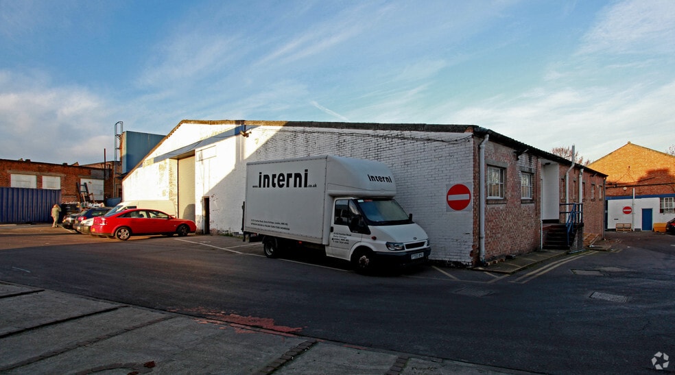 Oxgate Ln, London to rent - Primary Photo - Image 1 of 1