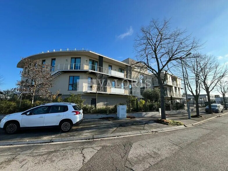 Office in Aix-en-Provence to rent - Building Photo - Image 2 of 12