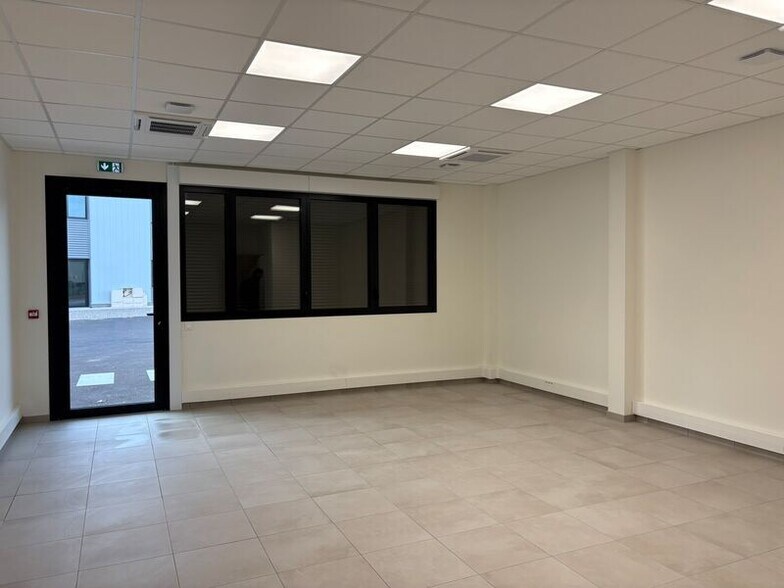 Light Industrial in OULLINS-PIERRE-BÉNITE to rent - Interior Photo - Image 3 of 5