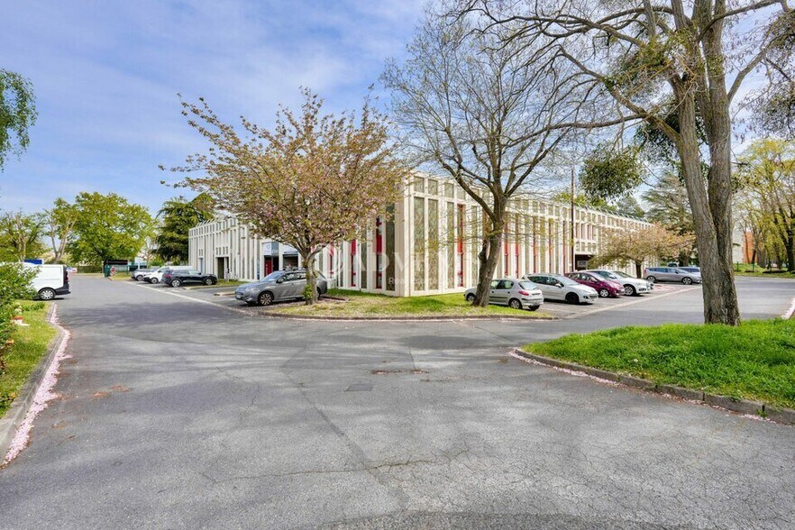 4 Avenue Du Gros Chene, Éragny to rent - Building Photo - Image 1 of 6