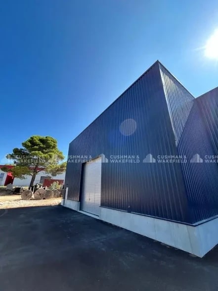 523 Avenue De Berlin, Signes to rent - Building Photo - Image 2 of 2