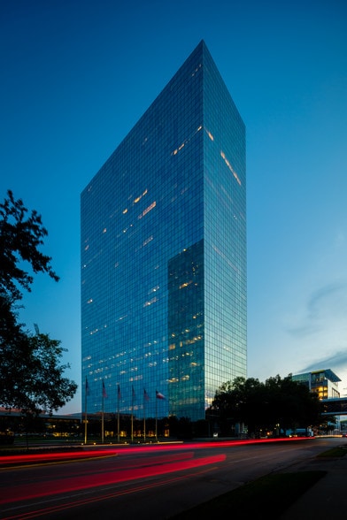 11 Greenway Plz, Houston, TX to rent - Building Photo - Image 3 of 12