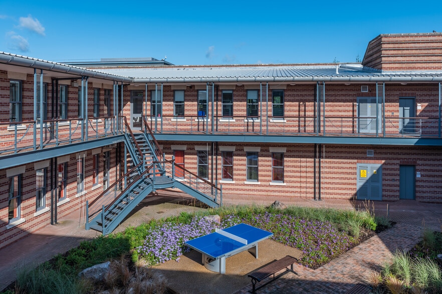 200-240 Park Ave, Almondsbury to rent - Building Photo - Image 3 of 7