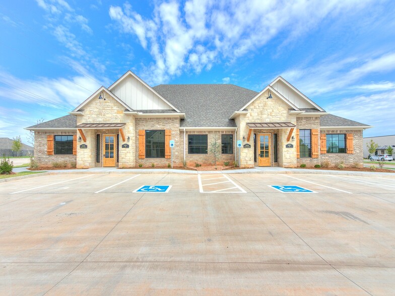 15201 Crown at Lone Oak Rd, Edmond, OK for rent - Building Photo - Image 1 of 12