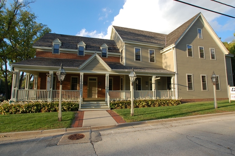 711 Wells St, Delafield, WI for sale - Primary Photo - Image 1 of 1