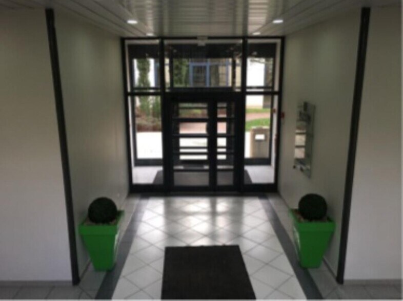 2 Rue Hélène Boucher, Guyancourt to rent - Building Photo - Image 3 of 4