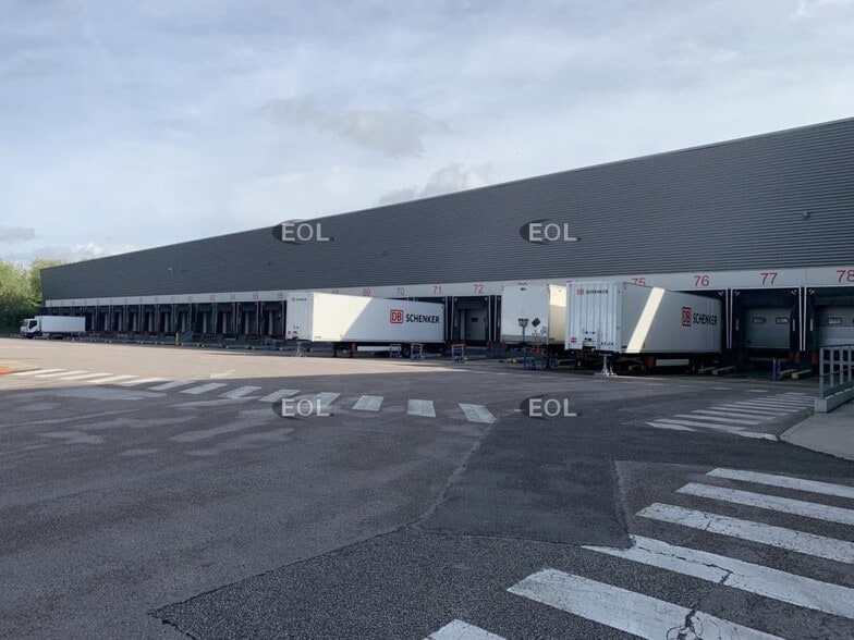 Industrial in Gennevilliers to rent - Building Photo - Image 1 of 11