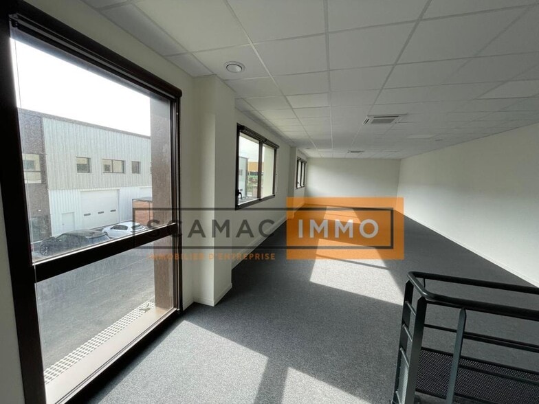 Industrial in Osny to rent - Interior Photo - Image 3 of 19
