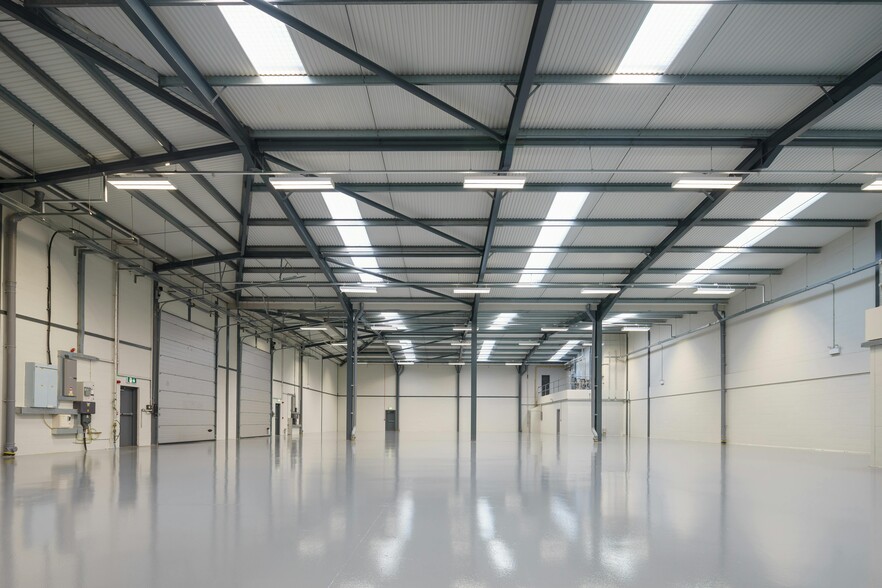 240-241 Gresham Rd, Slough to rent - Building Photo - Image 3 of 11