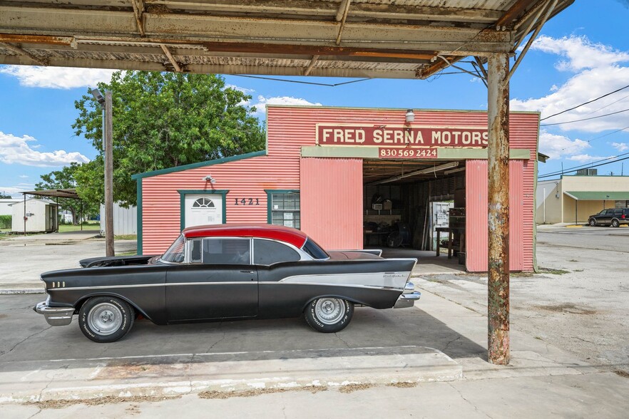 1421 2nd St, Pleasanton, TX for sale - Building Photo - Image 1 of 42