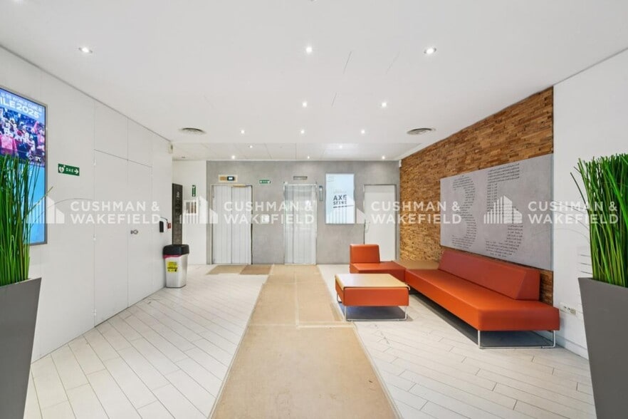 Office in Issy-les-Moulineaux to rent - Lobby - Image 2 of 14