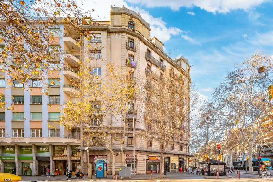 Retail in Barcelona, Barcelona to rent - Building Photo - Image 2 of 2