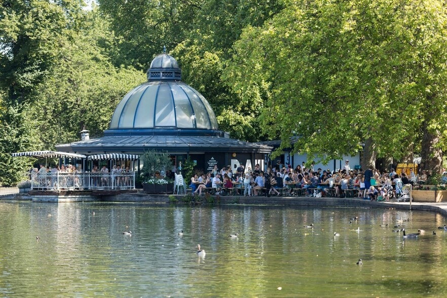 18 Victoria Park Sq, London to rent - Building Photo - Image 3 of 114