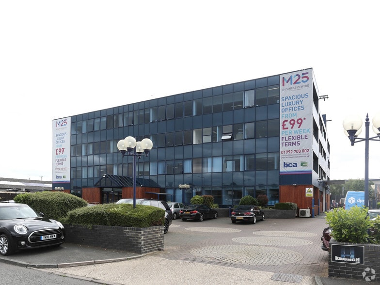 121 Brooker Rd, Waltham Abbey to rent - Primary Photo - Image 1 of 124