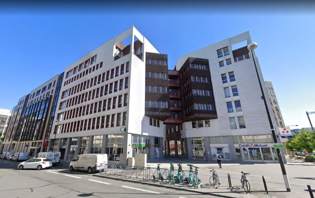 Office in Montigny-le-Bretonneux to rent Building Photo- Image 1 of 3