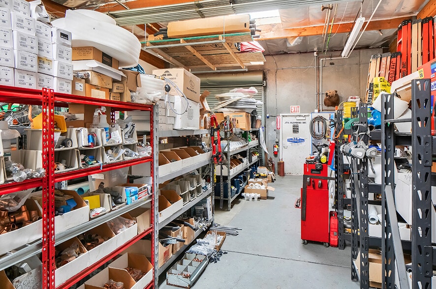 40880, 40935 & 40945 County Ctr Dr portfolio of 3 properties for sale on LoopNet.co.uk - Interior Photo - Image 3 of 6