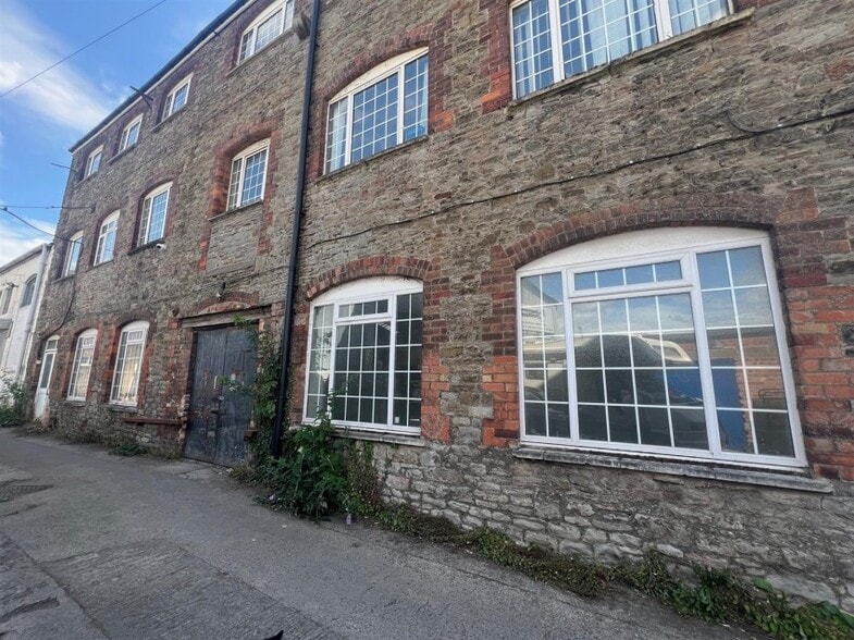 Parnall Rd, Bristol to rent - Primary Photo - Image 1 of 1