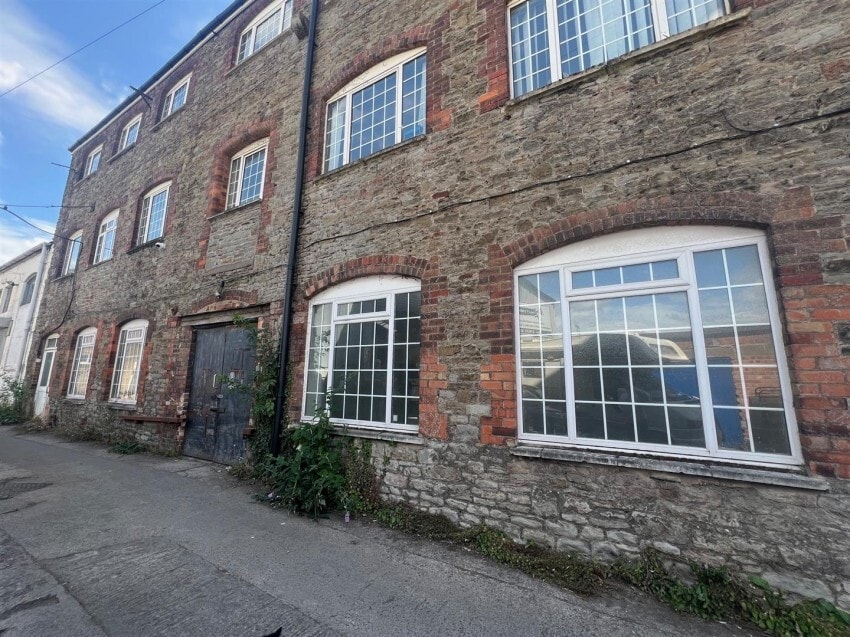 Parnall Rd, Bristol to rent Primary Photo- Image 1 of 2