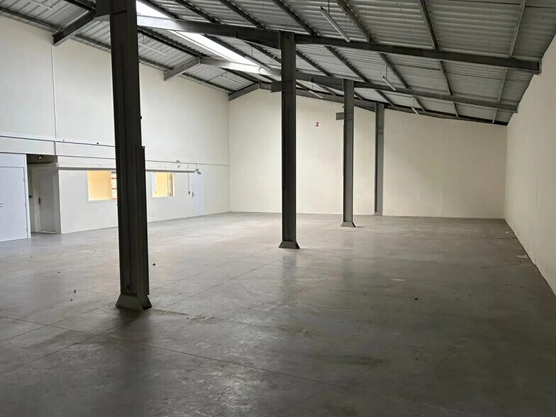 Light Industrial in Pessac to rent - Interior Photo - Image 3 of 9