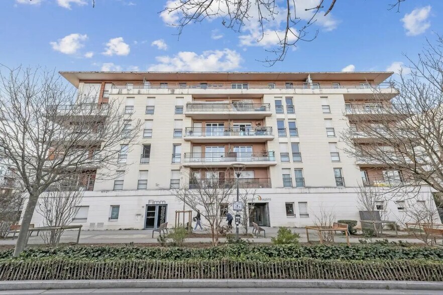 10 Mail Atlantis, Massy to rent - Building Photo - Image 1 of 14