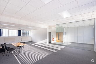 West Park Ring Rd, Leeds to rent Interior Photo- Image 2 of 19