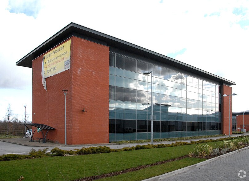 Estuary Banks, Liverpool to rent - Building Photo - Image 2 of 4