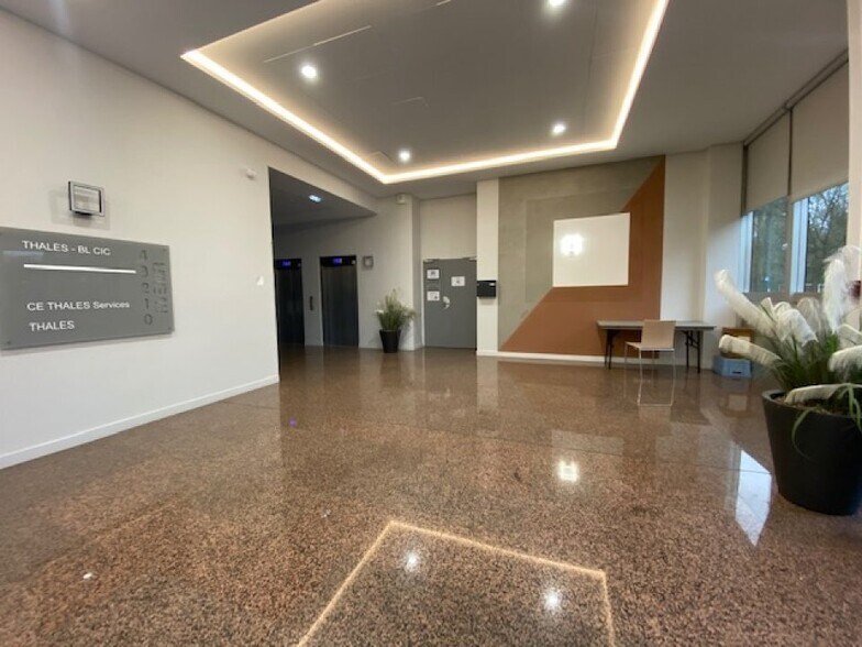Industrial in Vélizy-Villacoublay to rent - Lobby - Image 3 of 5