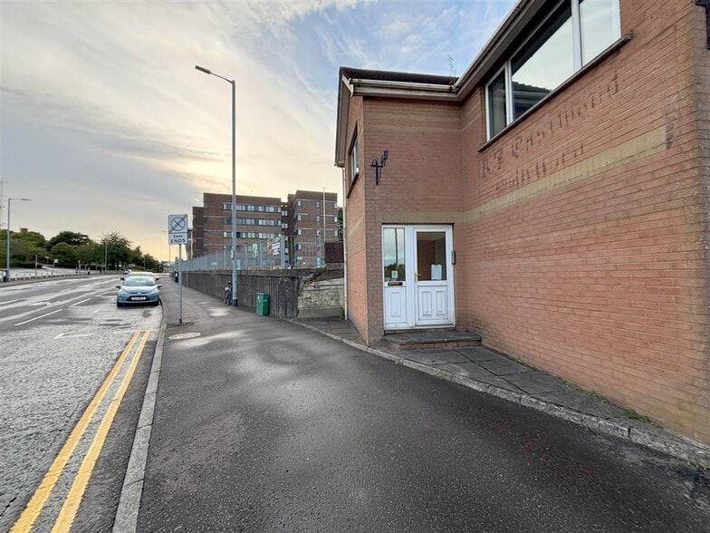 27 Linenhall St, Lisburn to rent - Building Photo - Image 2 of 8