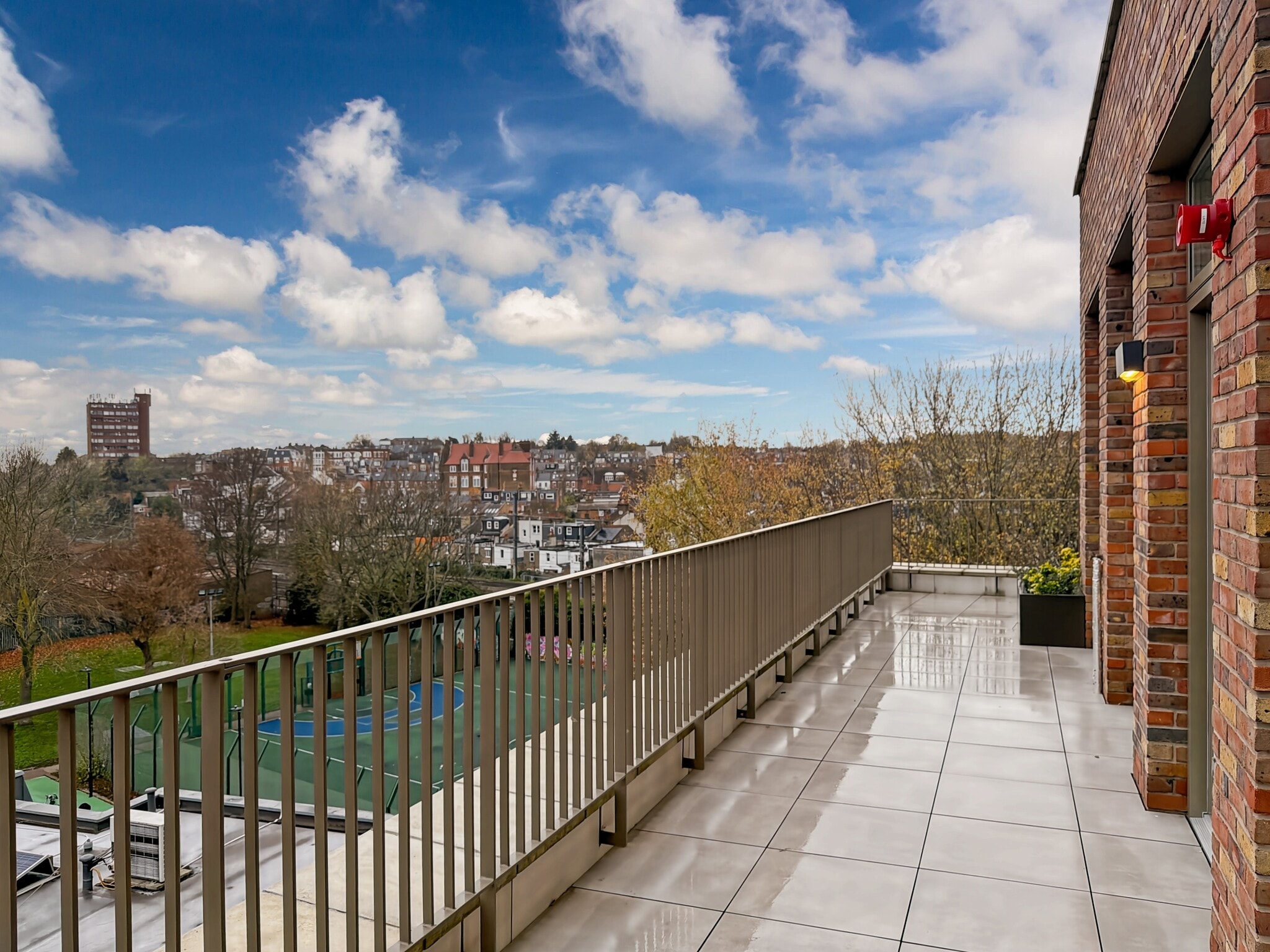 6 Liddell Pl, London to rent Interior Photo- Image 1 of 10