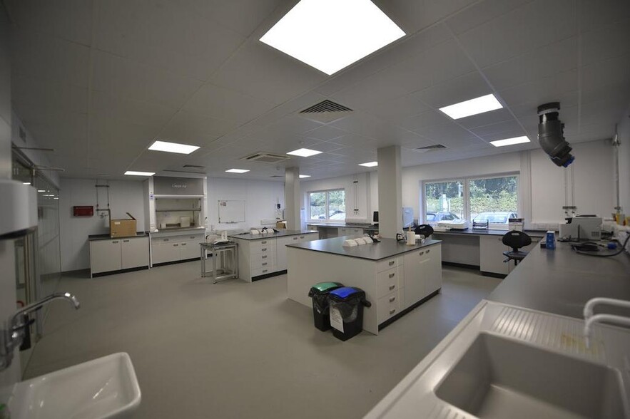 1 Crewe Rd, Manchester to rent - Building Photo - Image 3 of 26