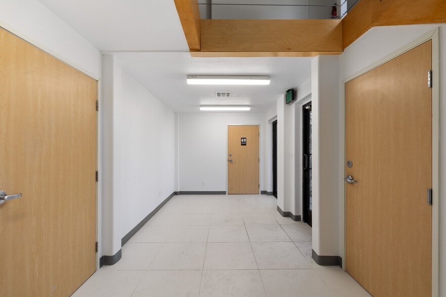 18536 Oxnard St, Tarzana, CA for sale - Interior Photo - Image 3 of 45