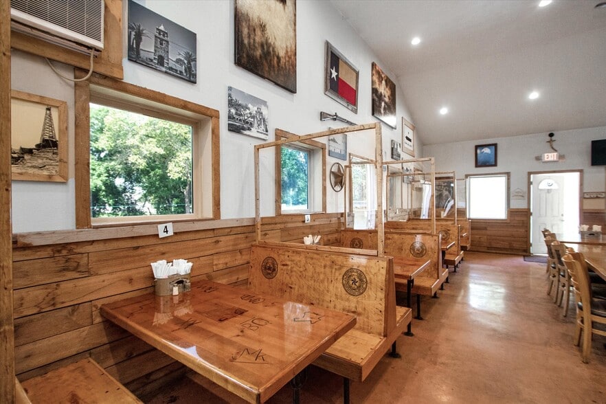 3710 Waterwood Pass, Elmendorf, TX for sale - Interior Photo - Image 3 of 41