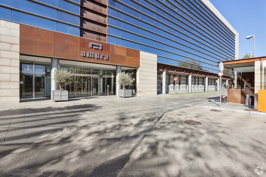 Calle de Cantabria, 2, Alcobendas, Madrid to rent - Building Photo - Image 2 of 17