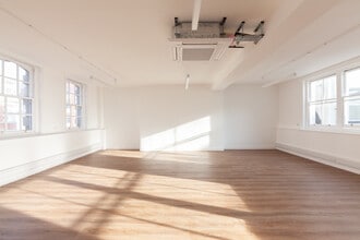 51-53 Margaret St, London to rent Building Photo- Image 2 of 6