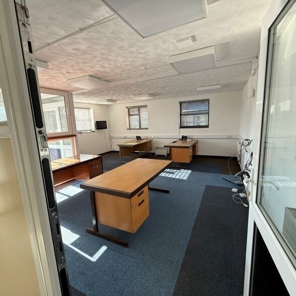 Base Business Park, Woodbridge to rent - Interior Photo - Image 3 of 4