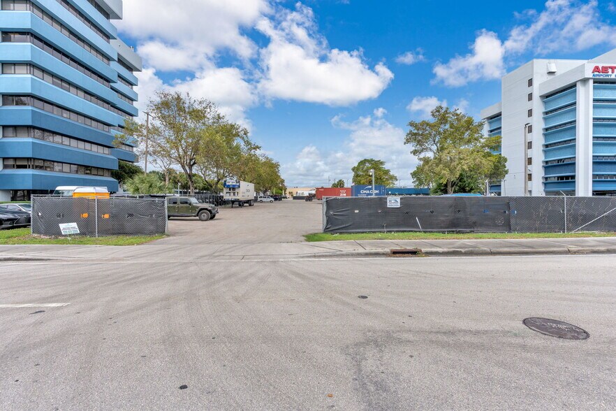 7240 NW 12th St, Miami, FL for rent - Building Photo - Image 2 of 21