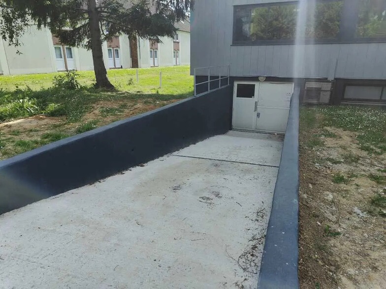 12 Avenue Des Andes, Les Ulis to rent - Building Photo - Image 2 of 20