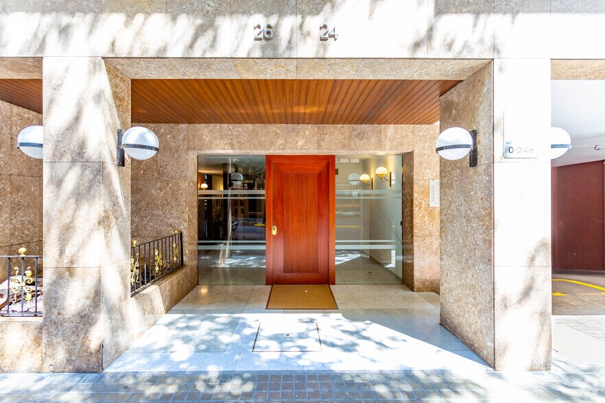 Retail in Barcelona, Barcelona to rent - Building Photo - Image 3 of 5