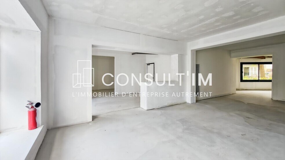 Retail in Sceaux to rent - Interior Photo - Image 3 of 7