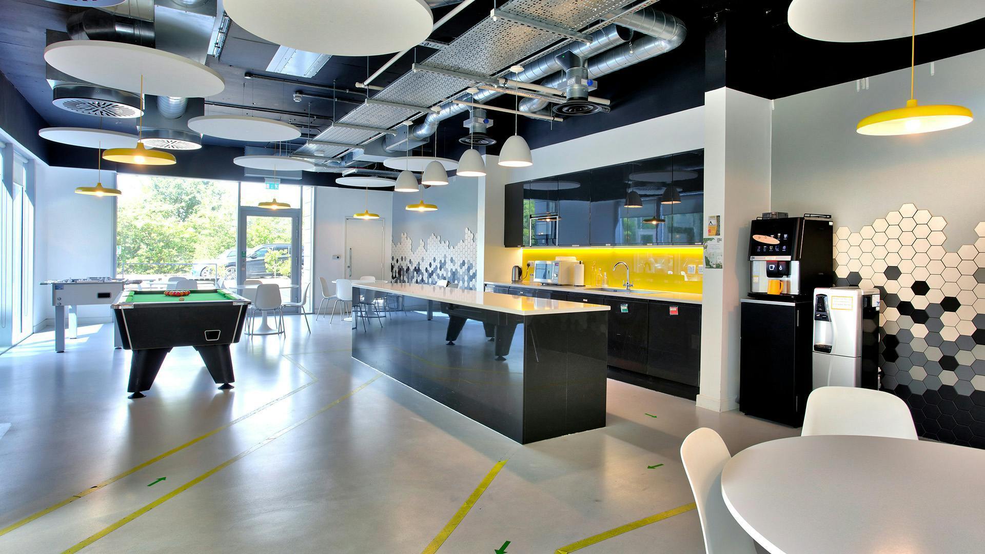 1 Willoughby Rd, Bracknell to rent Primary Photo- Image 1 of 6