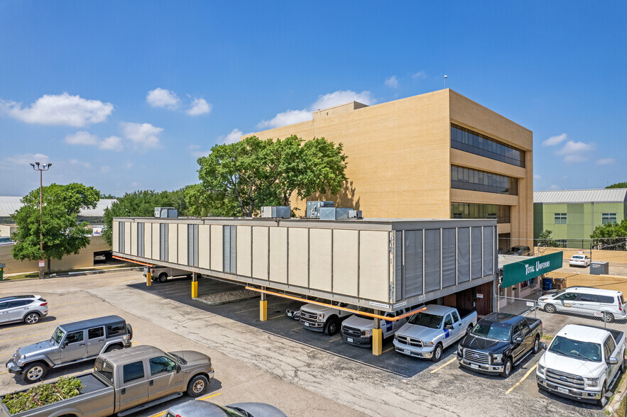 1305 W 34th St, Austin, TX for rent - Building Photo - Image 3 of 22