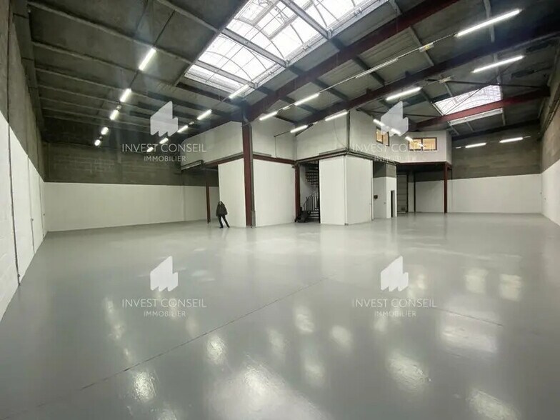 Light Industrial in Le Thillay to rent - Building Photo - Image 2 of 11