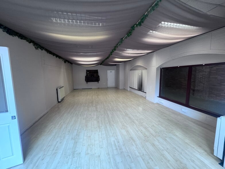 Priory Sq, Salisbury to rent - Building Photo - Image 3 of 6