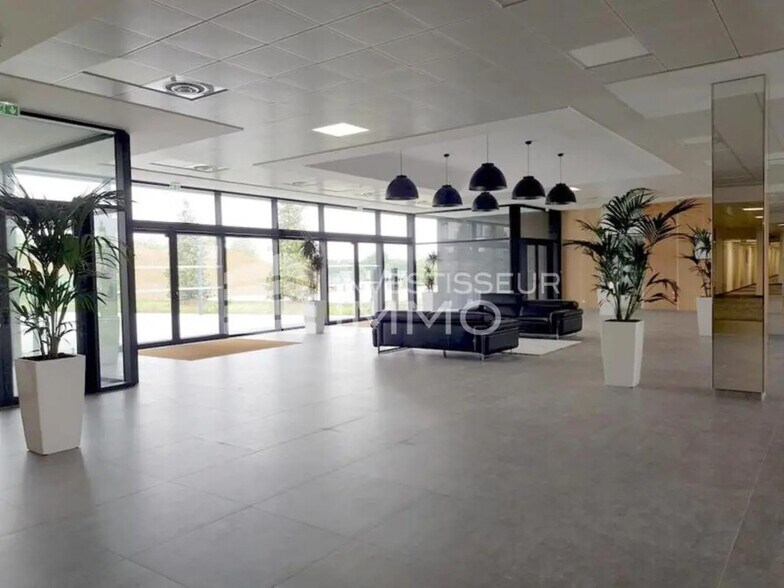 Office in Jossigny for sale - Lobby - Image 3 of 4